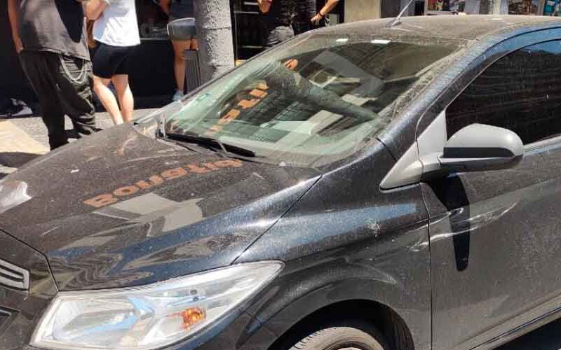 Tres detenidos mientras robaban pertenencias de un auto Tres detenidos mientras robaban pertenencias de un auto