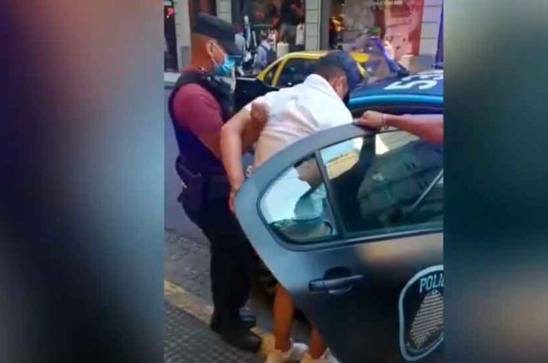Detienen a un motochorro que asaltó a un turista en Recoleta Detienen a un motochorro que asaltó a un turista en Recoleta