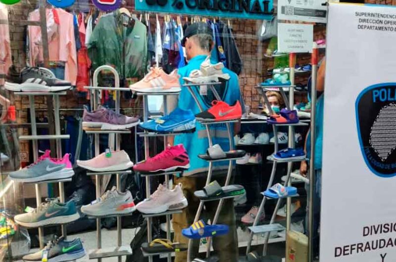 Artículos apócrifos secuestrados en operativo en galería Artículos apócrifos secuestrados en operativo en galería