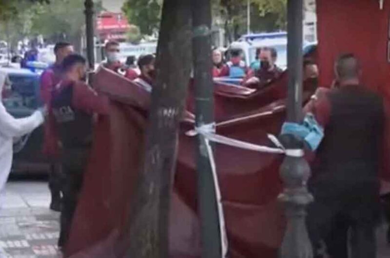 Una mujer murió en la calle tras convulsionar Una mujer murió en la calle tras convulsionar