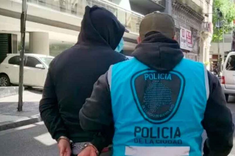 Bajo Flores: un prófugo detenido acusado de abusar sexualmente de un menor Bajo Flores: un prófugo detenido acusado de abusar sexualmente de un menor