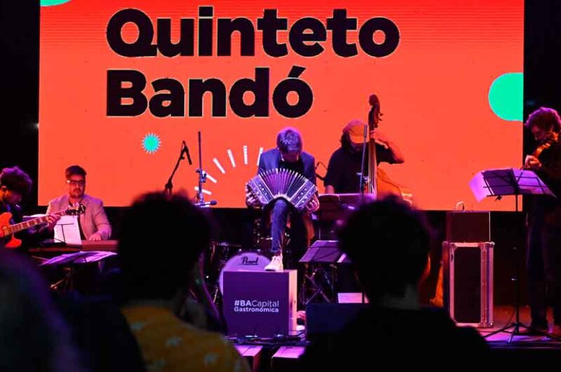 Artistas mendocinos a pura música en la Plaza Arenales