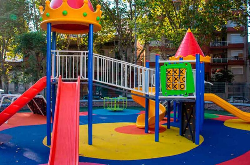 Los patios de juegos de la Plaza Velasco Ibarra renovados Los patios de juegos de la Plaza Velasco Ibarra renovados
