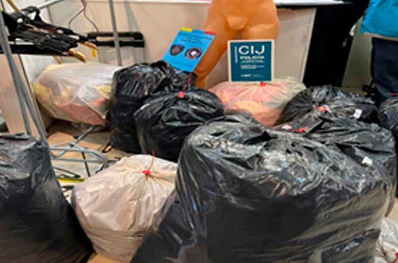 Operativo en locales que vendía ropa apócrifa en Flores Operativo en locales que vendía ropa apócrifa en Flores