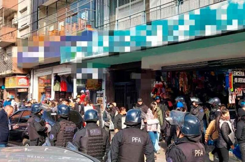 Incautaron mercadería apócrifa en una galería de Flores Incautaron mercadería apócrifa en una galería de Flores
