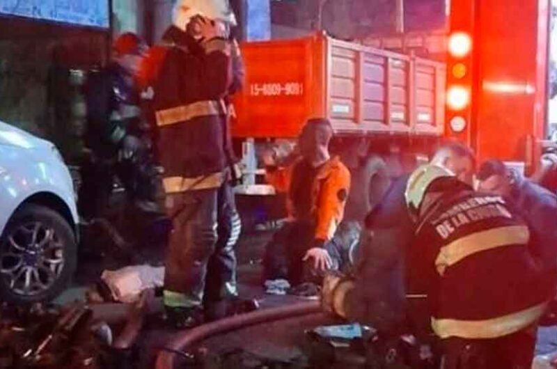 Una mujer murió y hospitalizaron a cuatro personas por un incendio