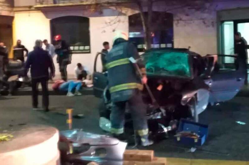 Un auto chocó de frente con un cantero del Metrobús