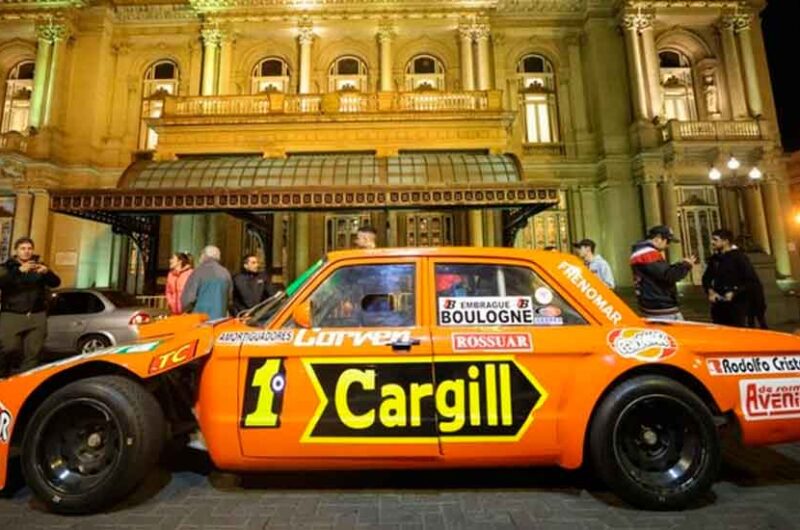 Por los 85 años del TC: 12 autos recorrieron el centro porteño Por los 85 años del TC: 12 autos recorrieron el centro porteño
