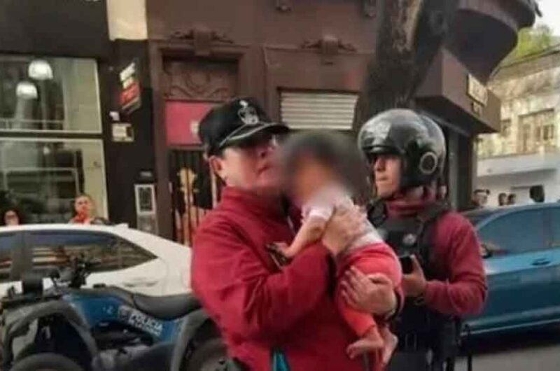 La Policía rescató a una bebé encerrada en una auto 