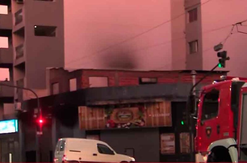 Incendio en una gomería y bomberos combate el fuego