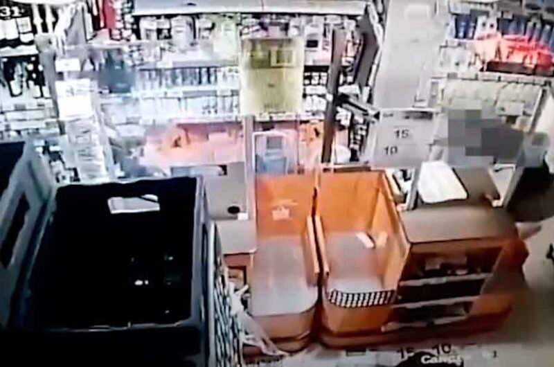 Detuvieron a dos ladrones mientras robaban bebidas Detuvieron a dos ladrones mientras robaban bebidas