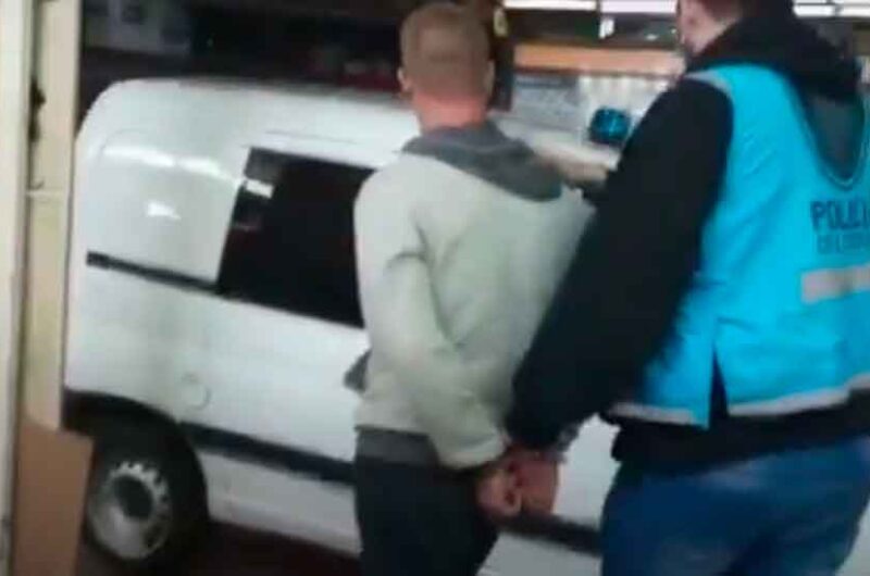 Un prófugo por hurto y estafa fue detenido en Villa Devoto Un prófugo por hurto y estafa fue detenido en Villa Devoto