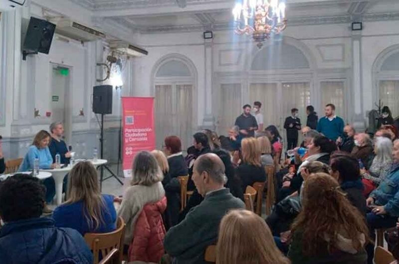 Reunión de vecinos y vecinas de Flores con Soledad Acuña Reunión de vecinos y vecinas de Flores con Soledad Acuña