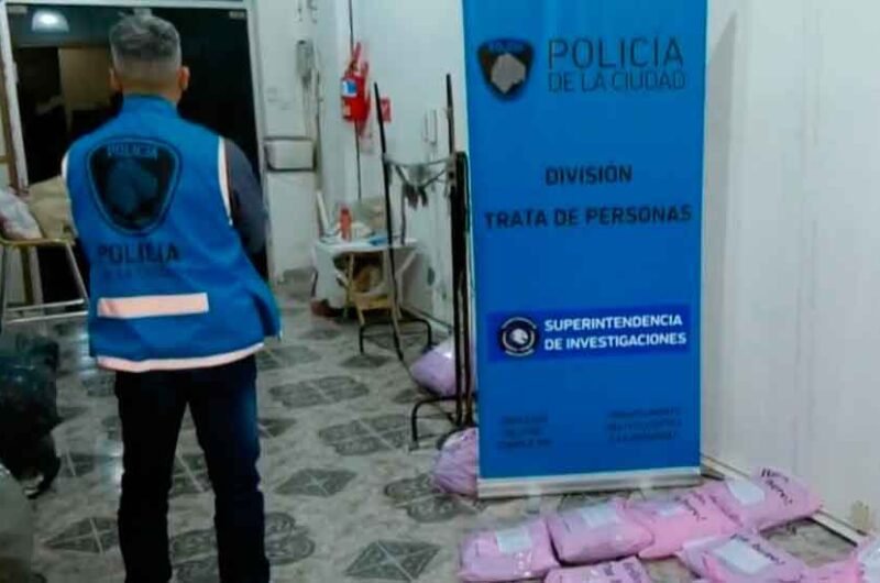 Clausuran taller textil clandestino en Floresta y detienen a su dueño Clausuran taller textil clandestino en Floresta y detienen a su dueño