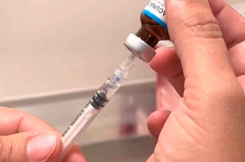 Aplican una dosis adicional de la vacuna triple viral y la polio