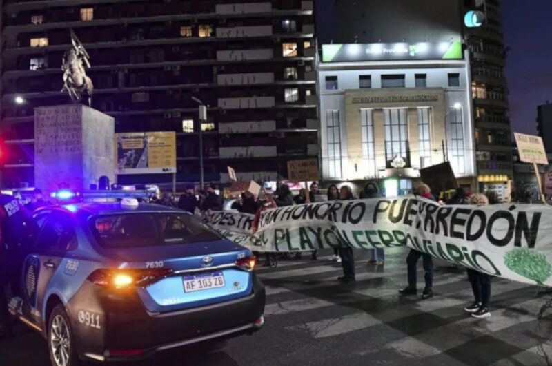 Vecinos vuelven a protestar contra el Parque Lineal Vecinos vuelven a protestar contra el Parque Lineal