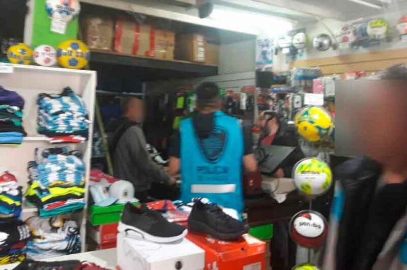Incautan 2.300 prendas con marcas falsificadas Incautan 2.300 prendas con marcas falsificadas
