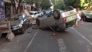 Impresionante choque y vuelco en Av. Avellaneda al 2100
