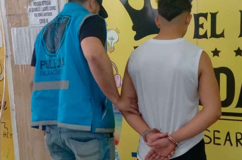 Detienen a dos ladrones de celulares que portaban un pistolón Detienen a dos ladrones de celulares que portaban un pistolón