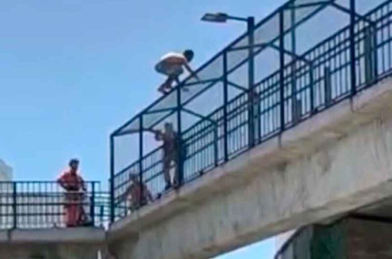 Rescatan a un hombre que amenazaba con tirarse desde un puente Rescatan a un hombre que amenazaba con tirarse desde un puente