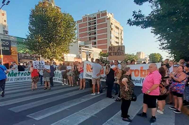 Vecinos y comerciantes contra el Metrobus Alberdi Directorio