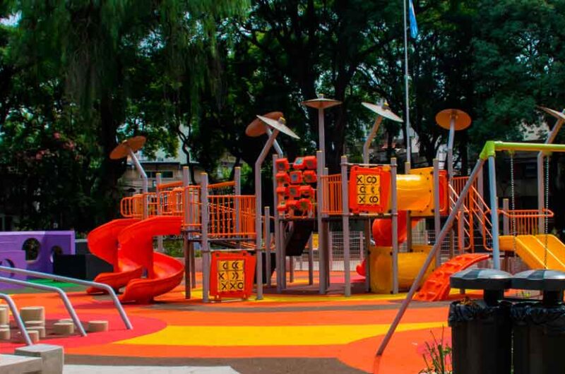 La Plaza Benito Nazar ya cuenta con un renovado patio de juegos