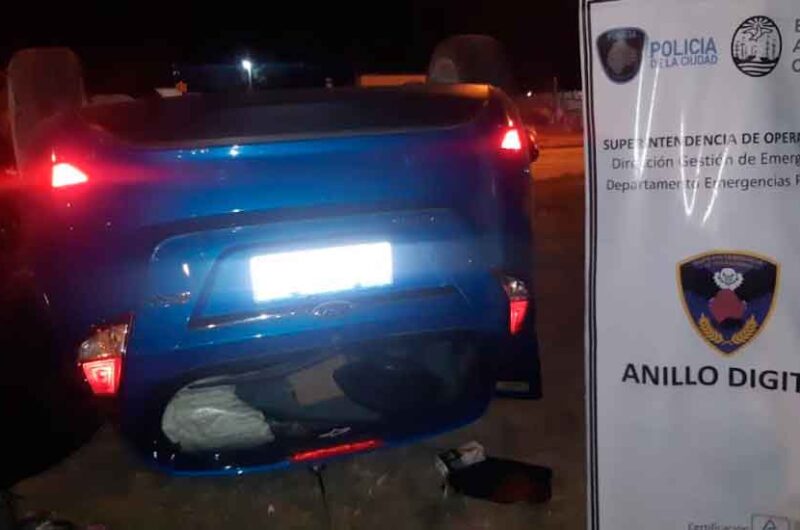 Cuatro detenidos tras persecución y vuelco de auto Cuatro detenidos tras persecución y vuelco de auto