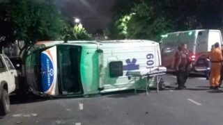 Una ambulancia chocó contra un auto y volcó