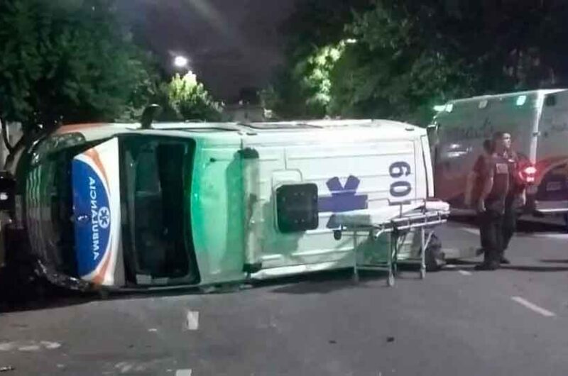 Una ambulancia chocó contra un auto y volcó