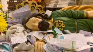 Llegó a Flores la imagen de San José dormido que donó el Papa