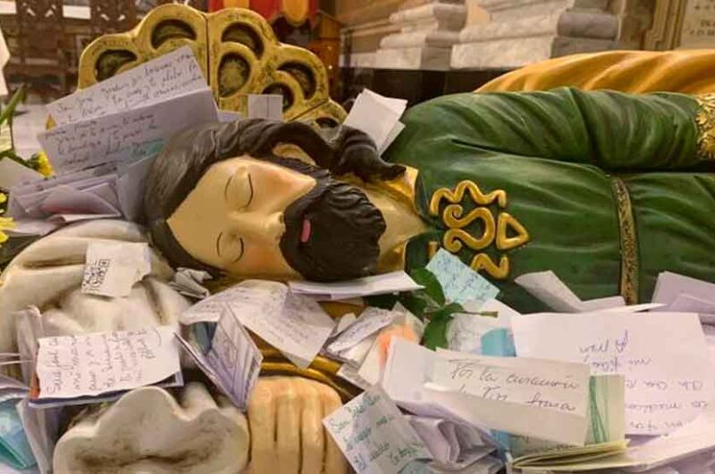 Llegó a Flores la imagen de San José dormido que donó el Papa