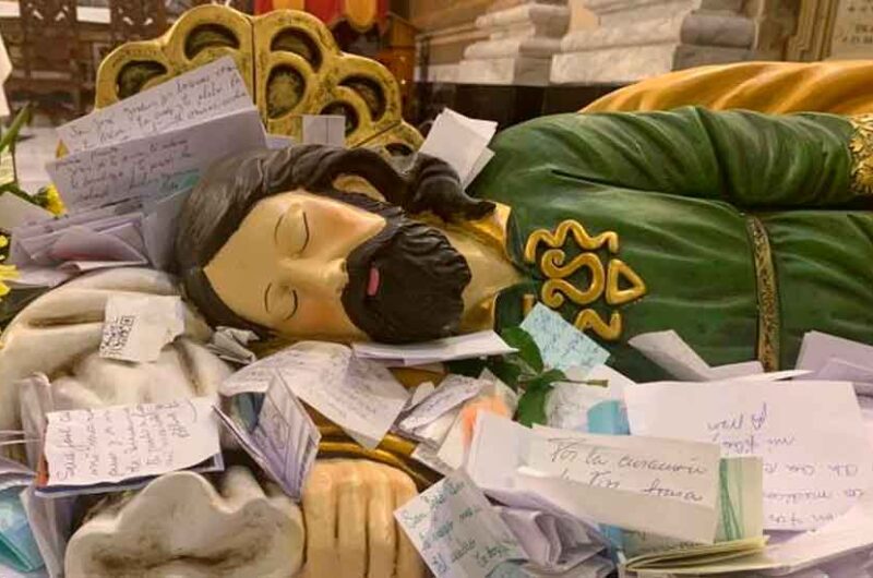 Llegó a Flores la imagen de San José dormido que donó el Papa Llegó a Flores la imagen de San José dormido que donó el Papa
