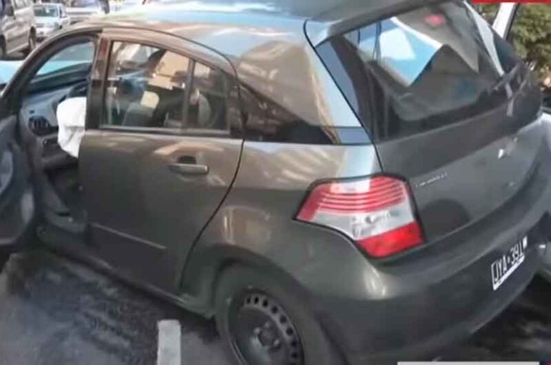 Perdió el control de su auto y chocó contra cuatro vehículos Perdió el control de su auto y chocó contra cuatro vehículos