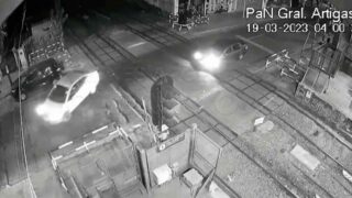 Un automovilista manejó por las vías del tren en Flores