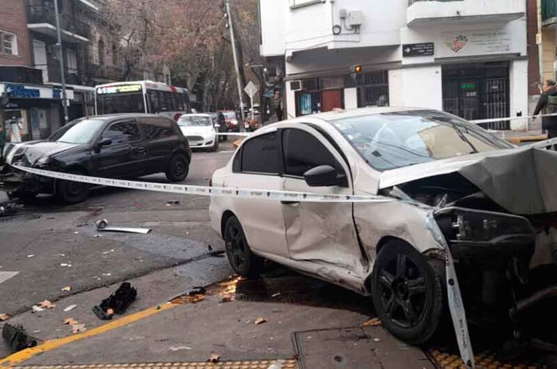 Un auto se incrustó en una pizzería en Flores