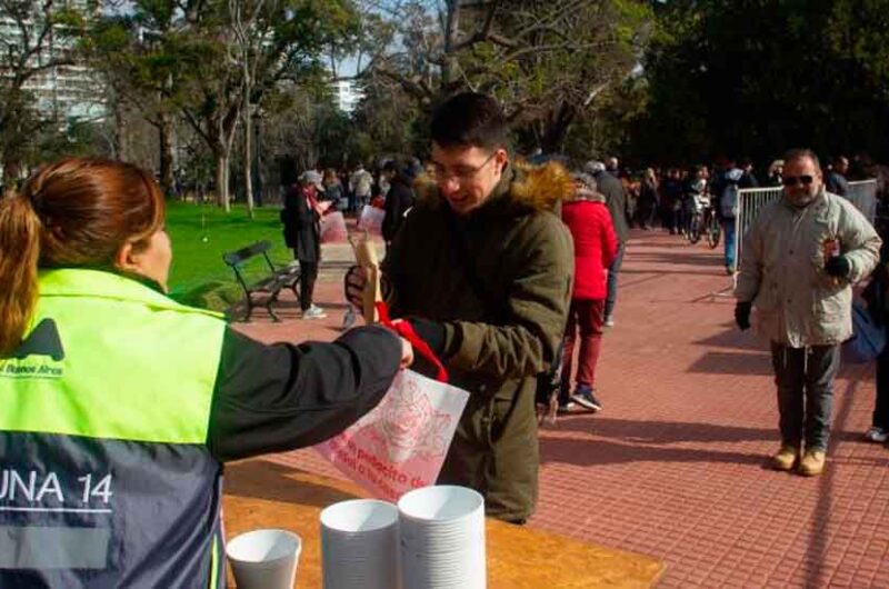 Continúa la poda y entrega de esquejes a los vecinos Continúa la poda y entrega de esquejes a los vecinos
