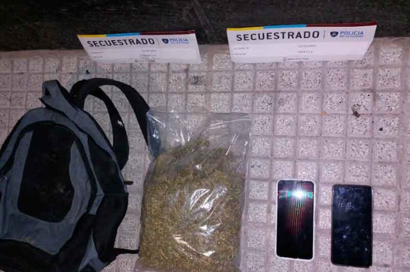 Dos detenidos con casi un kilo de marihuana en una mochila