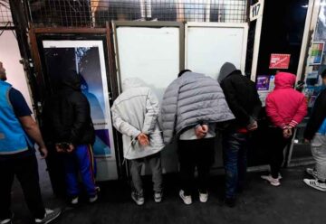 Cinco detenidos por venta de droga en un local de celulares