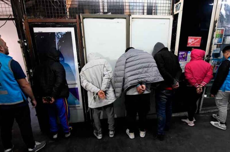 Cinco detenidos por venta de droga en un local de celulares Cinco detenidos por venta de droga en un local de celulares