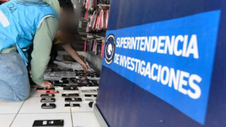 Clausuran local en Flores con teléfonos robados