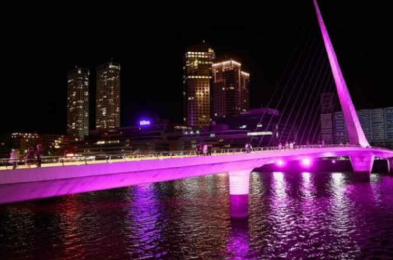 Iluminan monumentos por la lucha contra el cáncer de mama Iluminan monumentos por la lucha contra el cáncer de mama