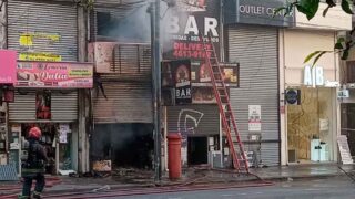 Un voraz incendio se desató en un local de ropa