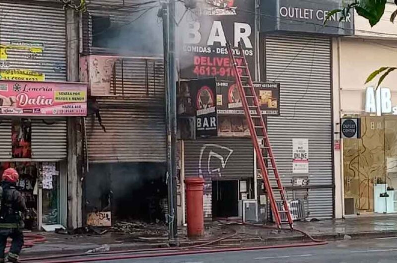 Un voraz incendio se desató en un local de ropa