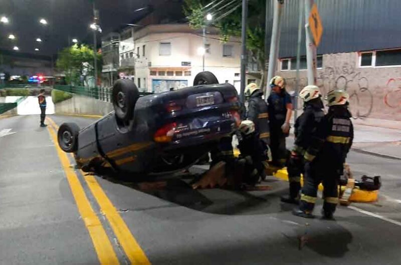 Un conductor alcoholizado chocó y volcó en el túnel Dorrego