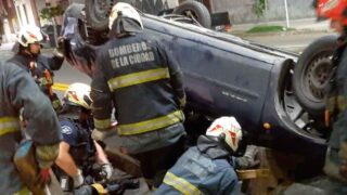 Un conductor alcoholizado chocó y volcó en el túnel Dorrego