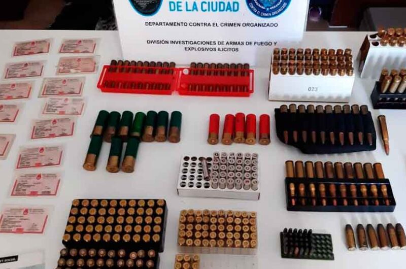 Incautan armas de guerra y accesorios ilegales de tiro Incautan armas de guerra y accesorios ilegales de tiro