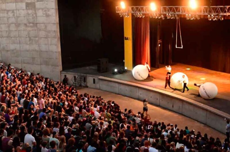 La compañía Innovacirco llenó el Anfiteatro del Parque Centenario La compañía Innovacirco llenó el Anfiteatro del Parque Centenario