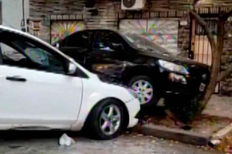 Un conductor borracho chocó un auto estacionado