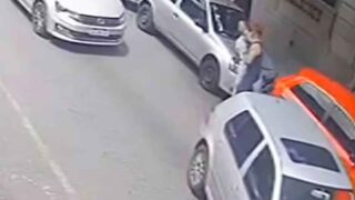 Un automovilista tomó por el cuello a un peatón al que atropelló