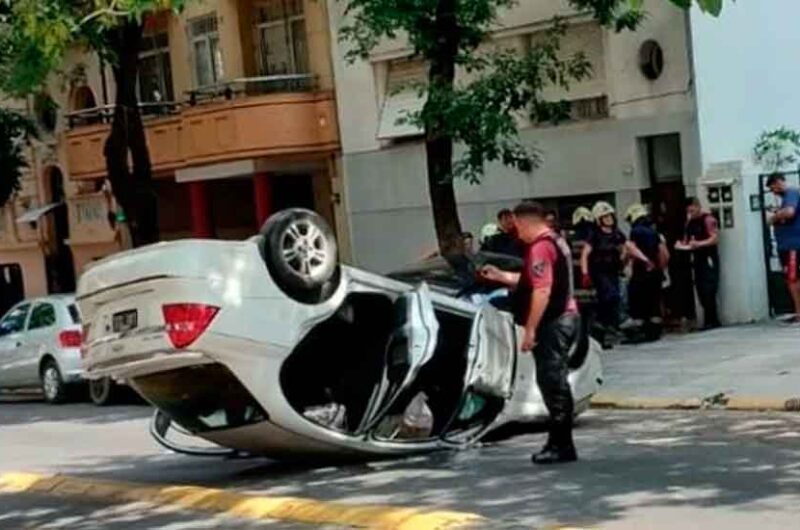 Un Auto choca contra vehículo estacionado y vuelca